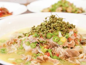 Golden Broth Beef Slices with Green Peppercorns and Chilies